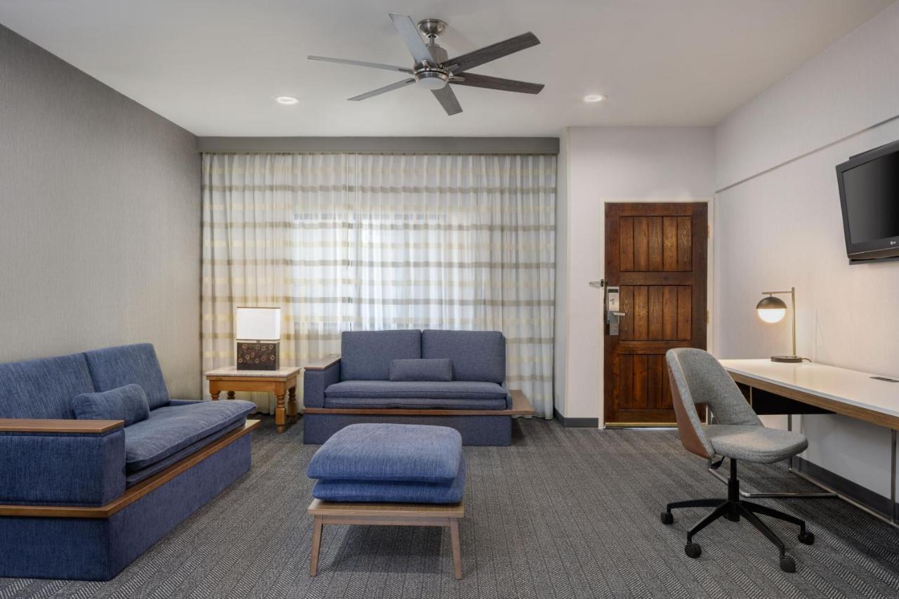 One-Bedroom Apartment King Bed Bathtub Sofa Bed Mobility Access or Hearing Accessible