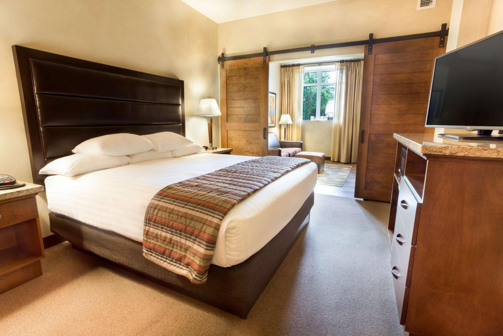 King Suite with Sofa Bed, Soaking Tub,1699016393:JPEG
