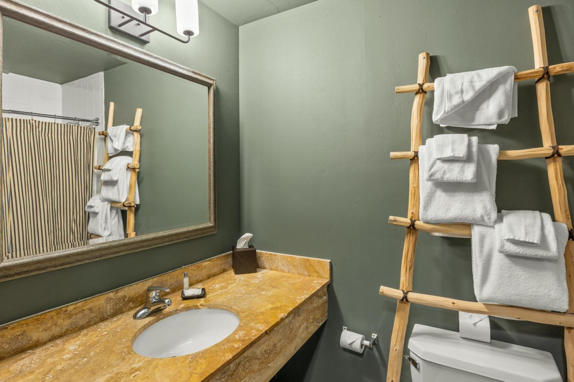 Deluxe King Suite