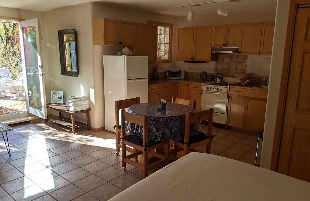 Studio Apartment 15 Minute Walk To Plaza-1