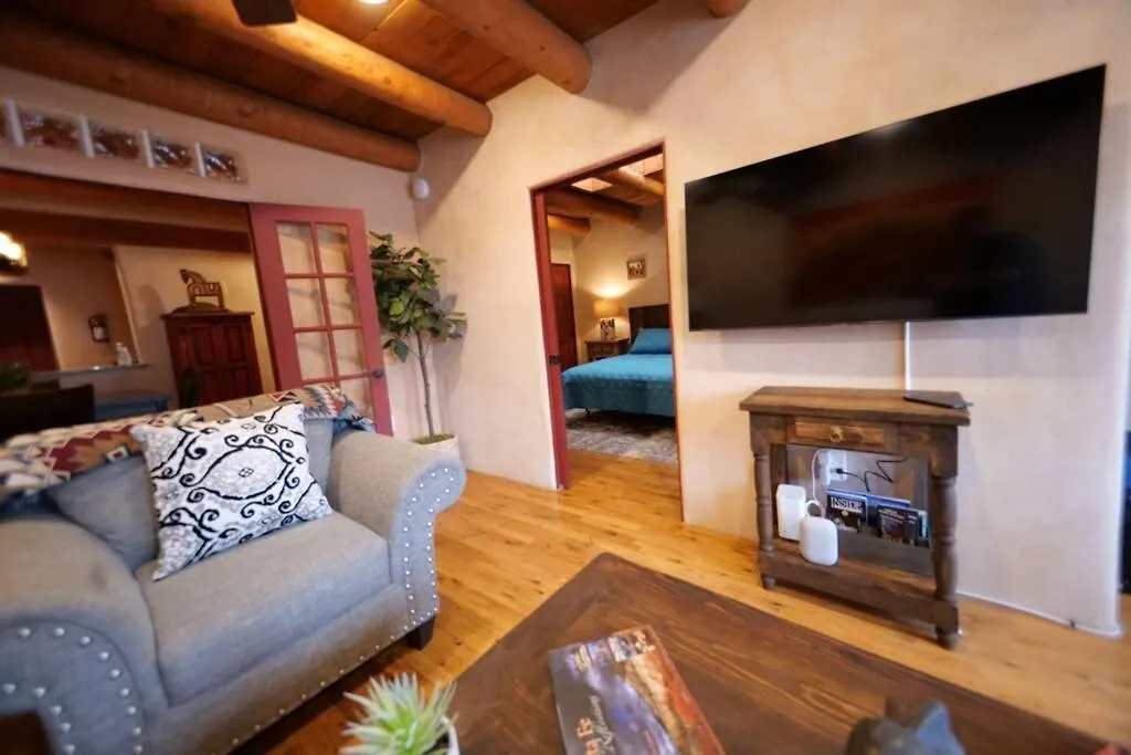 Santa Fe Oasis: Cozy Retreat with Hot Tub Near Town Square-1