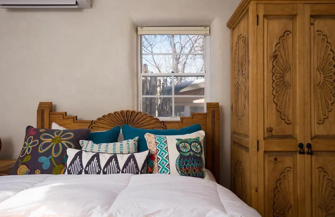 Besos - Walk To The Plaza, Kiva Fireplace-1