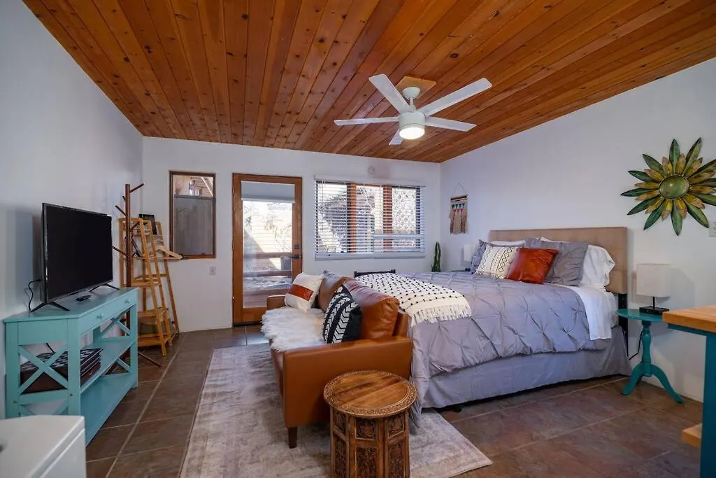 Casita Gomez- Patio, Studio, Railyard District-1