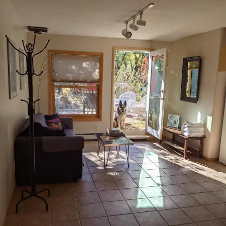 Studio Apartment 15 Minute Walk To Plaza-2