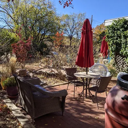 Studio Apartment 15 Minute Walk To Plaza-3