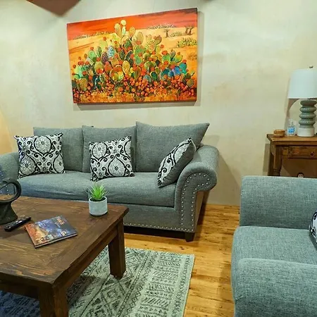 Santa Fe Oasis: Cozy Retreat with Hot Tub Near Town Square-2