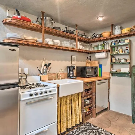 Chic Adobe-Style Bungalow In Historic Santa Fe!-2